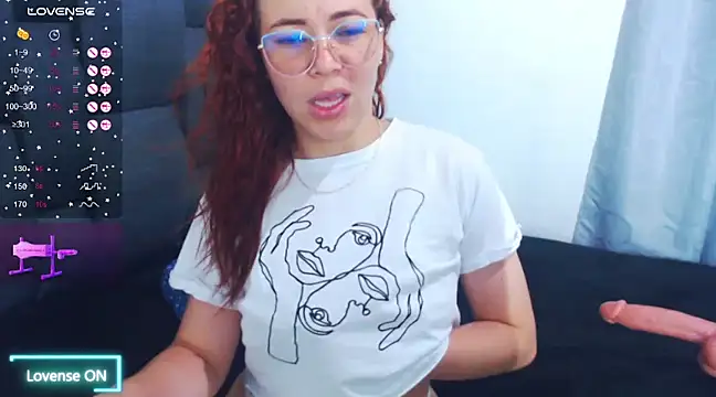 Snapshot of SharonR1 chatting on 03/16/25, 12:45 SharonR1 online show from 03/16/25, 12:45