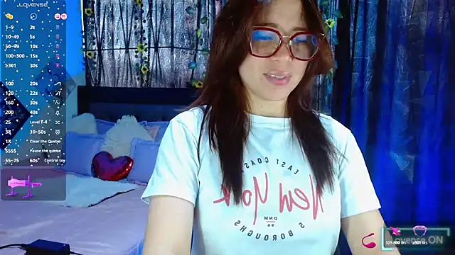 Snapshot of SharonR1 chatting on 09/13/25, 09:25 SharonR1 online show from 09/13/25, 09:25