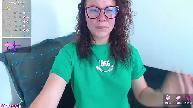 Snapshot of SharonR1 chatting on 09/21/25, 07:04 SharonR1 online show from 09/21/25, 07:04