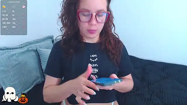 Snapshot of SharonR1 chatting on 10/22/25, 12:11 SharonR1 online show from 10/22/25, 12:11