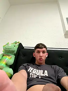 Snapshot of Jose_rz chatting on 12/14/25, 02:17 Jose rz online show from 12/14/25, 02:17