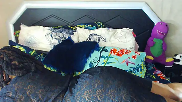 Snapshot of Bulkyyass chatting on 12/16/25, 10:42 Bulkyyass online show from 12/16/25, 10:42