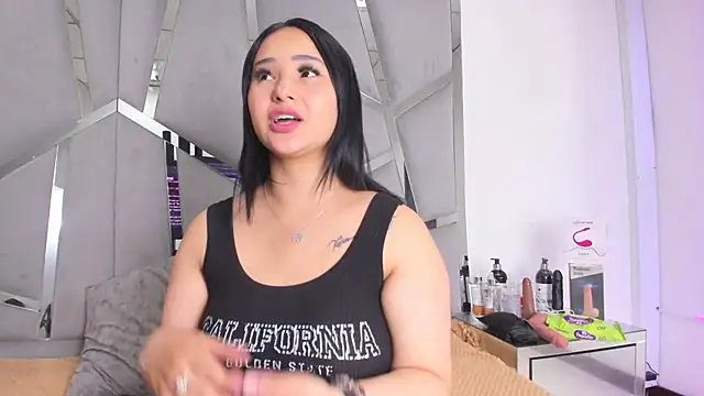 Snapshot of Catherinee69_x chatting on 09/28/25, 03:23 Catherinee69 x online show from 09/28/25, 03:23