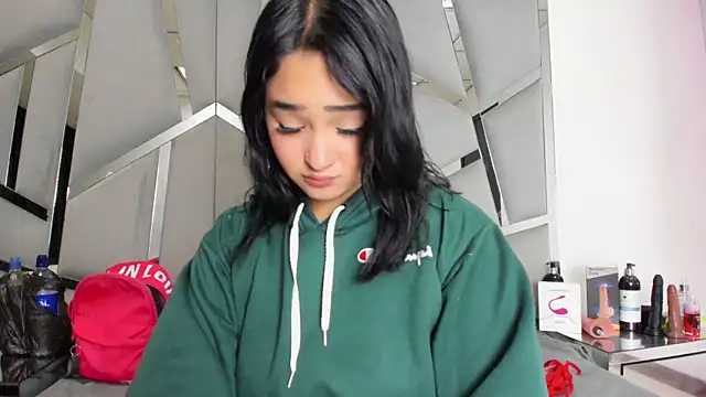 Snapshot of Catherinee69_x chatting on 10/09/25, 02:42 Catherinee69 x online show from 10/09/25, 02:42