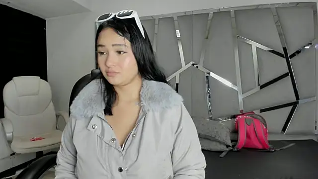 Snapshot of Catherinee69_x chatting on 10/13/25, 04:45 Catherinee69 x online show from 10/13/25, 04:45