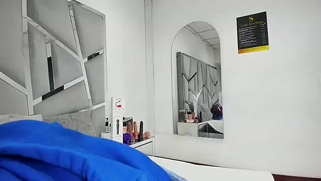 Snapshot of Catherinee69_x chatting on 10/27/25, 03:43 Catherinee69 x online show from 10/27/25, 03:43