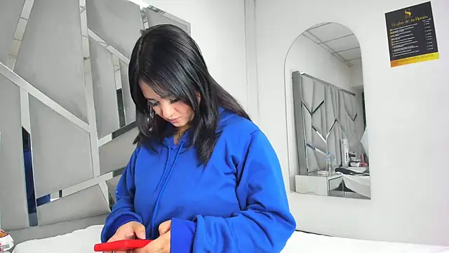 Snapshot of Catherinee69_x chatting on 10/28/25, 04:05 Catherinee69 x online show from 10/28/25, 04:05