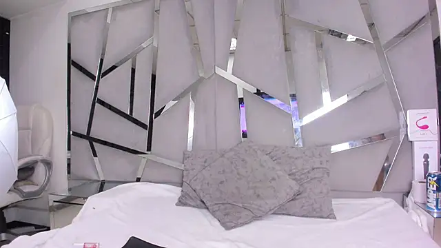 Snapshot of Catherinee69_x chatting on 10/30/25, 04:03 Catherinee69 x online show from 10/30/25, 04:03