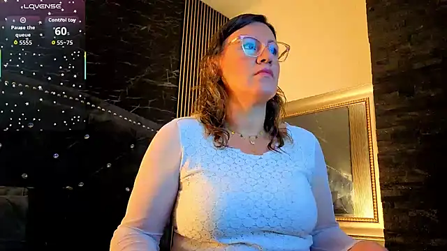 Snapshot of charlotte__G chatting on 11/16/25, 12:11 charlotte G online show from 11/16/25, 12:11