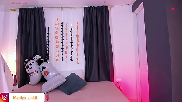 Snapshot of MarilynSmIith chatting on 10/12/25, 12:37 MarilynSmIith online show from 10/12/25, 12:37