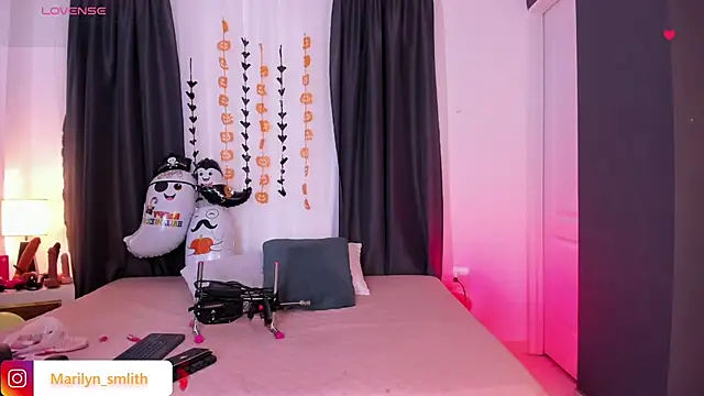 Snapshot of MarilynSmIith chatting on 10/13/25, 11:43 MarilynSmIith online show from 10/13/25, 11:43