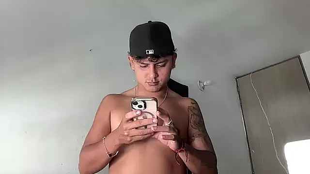 Snapshot of bob_petterson chatting on 12/18/25, 04:02 bob petterson online show from 12/18/25, 04:02