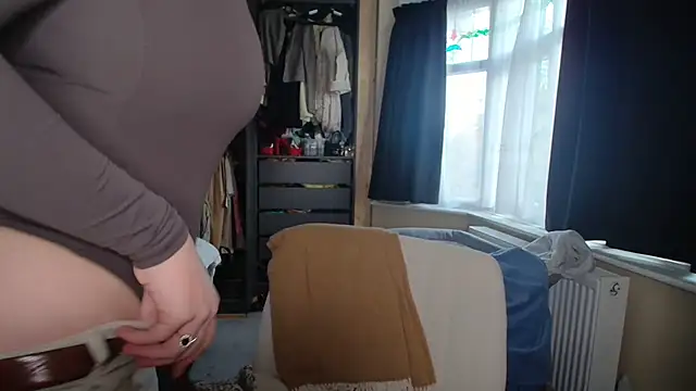 Snapshot of Bustyjessicalouu chatting on 10/24/25, 02:46 Bustyjessicalouu online show from 10/24/25, 02:46