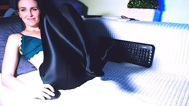 Snapshot of Lina_Owl chatting on 12/14/24, 01:06 Lina Owl online show from 12/14/24, 01:06