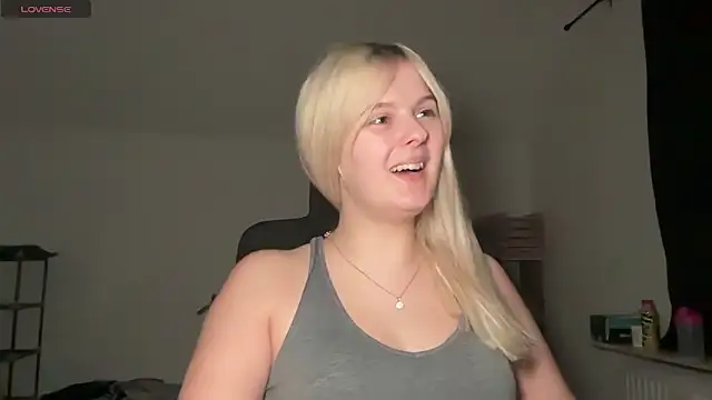 Snapshot of Allylove03 chatting on 09/22/25, 06:10 Allylove03 online show from 09/22/25, 06:10