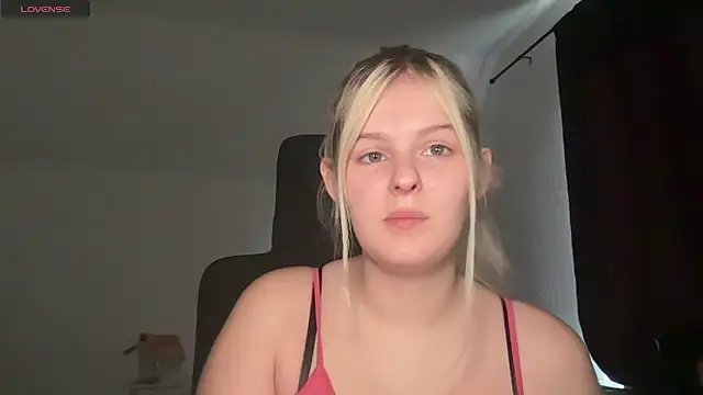 Snapshot of Allylove03 chatting on 09/28/25, 11:48 Allylove03 online show from 09/28/25, 11:48