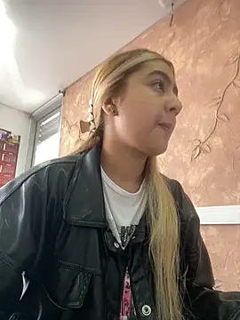 Miabonnett  online show from 10/28/25, 12:09