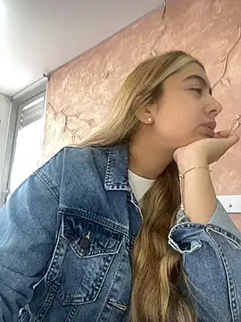Snapshot of Miabonnett_ chatting on 11/05/25, 12:16 Miabonnett online show from 11/05/25, 12:16