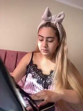 Snapshot of Miabonnett_ chatting on 11/11/25, 12:27 Miabonnett online show from 11/11/25, 12:27