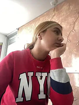 Snapshot of Miabonnett_ chatting on 11/12/25, 12:05 Miabonnett online show from 11/12/25, 12:05