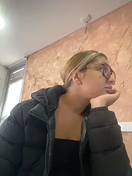 Snapshot of Miabonnett_ chatting on 11/19/25, 12:16 Miabonnett online show from 11/19/25, 12:16