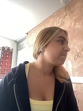 Snapshot of Miabonnett_ chatting on 12/03/25, 12:25 Miabonnett online show from 12/03/25, 12:25