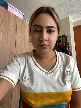 Snapshot of Miabonnett_ chatting on 06/17/26, 03:02 Miabonnett online show from 06/17/26, 03:02