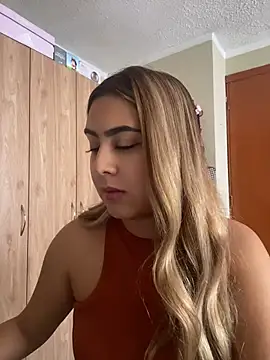 Snapshot of Miabonnett_ chatting on 07/07/26, 03:27 Miabonnett online show from 07/07/26, 03:27