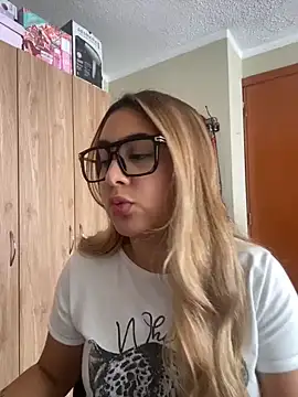 Snapshot of Miabonnett_ chatting on 07/28/26, 04:39 Miabonnett online show from 07/28/26, 04:39