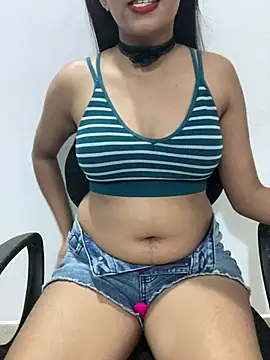 Snapshot of little_shadow chatting on 01/28/25, 07:00 little shadow online show from 01/28/25, 07:00