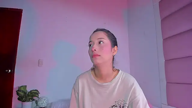 Snapshot of little-Emma chatting on 10/02/25, 03:13 little-Emma online show from 10/02/25, 03:13