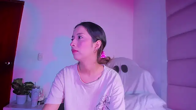 Snapshot of little-Emma chatting on 10/11/25, 03:06 little-Emma online show from 10/11/25, 03:06