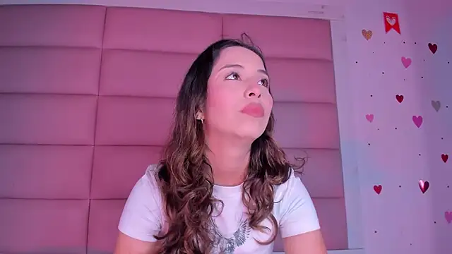 Snapshot of little-Emma chatting on 10/17/25, 03:20 little-Emma online show from 10/17/25, 03:20