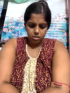 Snapshot of Beauty-queen chatting on 10/08/25, 10:24 Beauty-queen online show from 10/08/25, 10:24