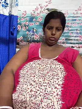 Snapshot of Beauty-queen chatting on 04/19/26, 03:11 Beauty-queen online show from 04/19/26, 03:11