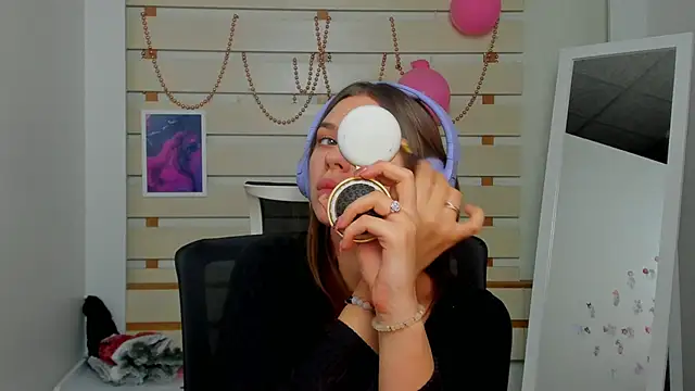 Snapshot of Josephine_Kiss chatting on 02/14/25, 12:09 Josephine Kiss online show from 02/14/25, 12:09