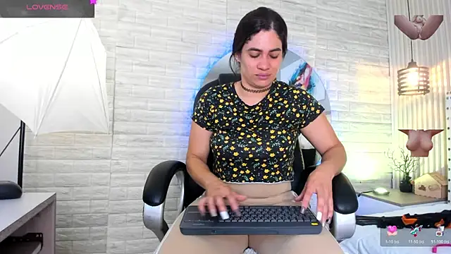 Snapshot of sussy__stone chatting on 04/04/26, 12:02 sussy stone online show from 04/04/26, 12:02