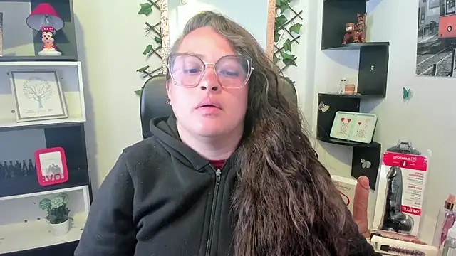 Snapshot of SaraThomso chatting on 10/04/25, 03:37 SaraThomso online show from 10/04/25, 03:37