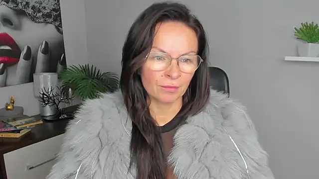 HelenLuxx online show from 12/04/24, 10:35