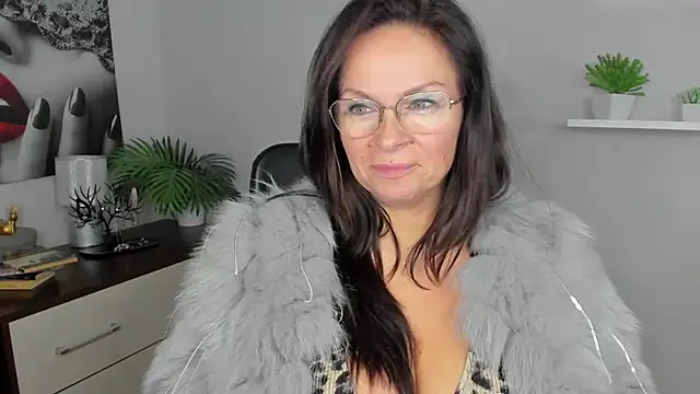 HelenLuxx online show from 12/08/24, 10:30