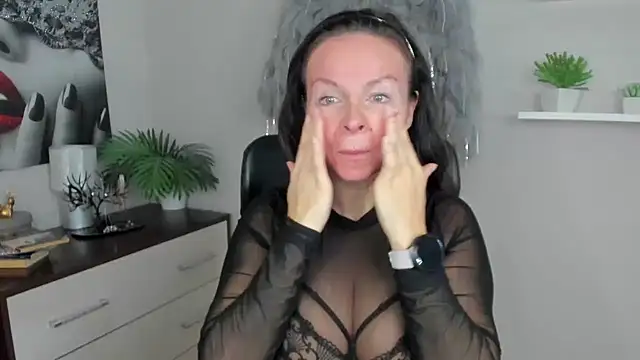 HelenLuxx online show from 12/09/24, 06:45