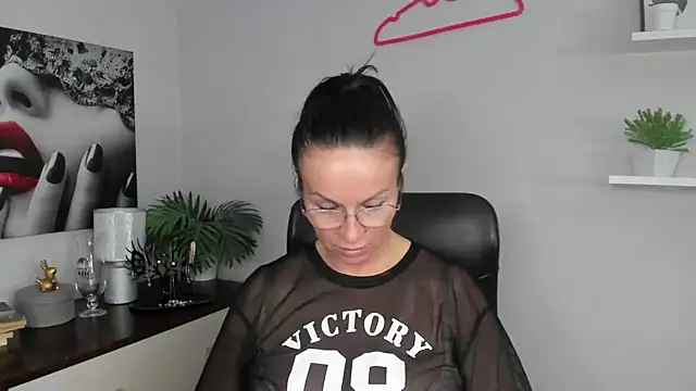 HelenLuxx online show from 12/19/24, 10:24