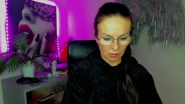 HelenLuxx online show from 02/11/26, 03:50