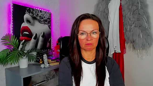 HelenLuxx online show from 06/24/26, 03:33