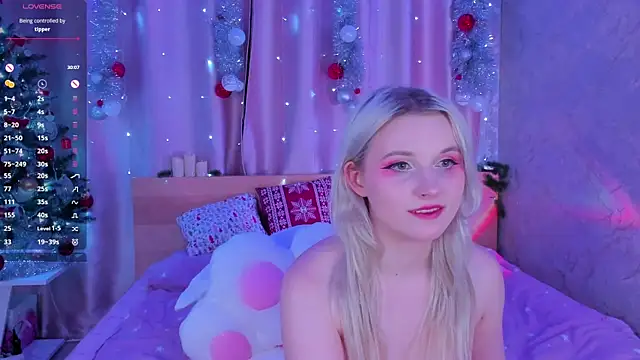 Snapshot of SweeteRose_Royce chatting on 12/28/24, 03:59 SweeteRose Royce online show from 12/28/24, 03:59