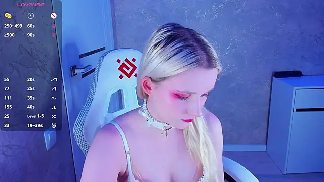 Snapshot of SweeteRose_Royce chatting on 03/18/25, 03:10 SweeteRose Royce online show from 03/18/25, 03:10