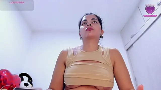 Snapshot of Amelia_Debora_Antonella chatting on 05/28/26, 01:41 Amelia Debora Antonella online show from 05/28/26, 01:41
