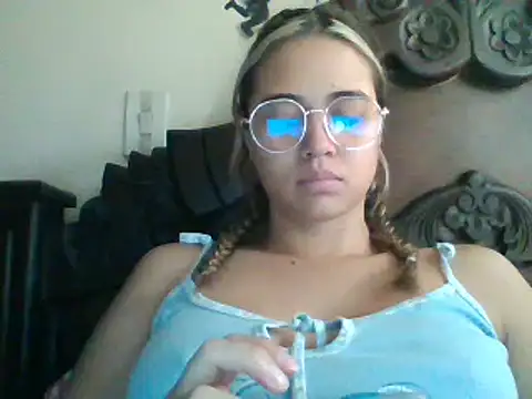Snapshot of trianabell chatting on 12/10/24, 02:50 trianabell online show from 12/10/24, 02:50