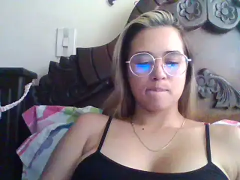 Snapshot of trianabell chatting on 12/12/24, 05:04 trianabell online show from 12/12/24, 05:04