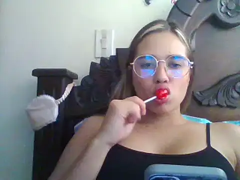 Snapshot of trianabell chatting on 12/14/24, 06:30 trianabell online show from 12/14/24, 06:30